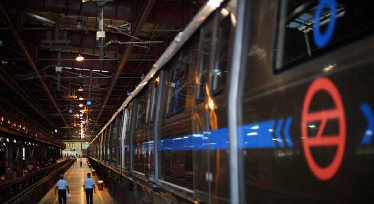 नोएडा मेट्रो के सामने छलांग लगाकर इंजीनियर ने दी जान, नौकरी के लिए था परेशान